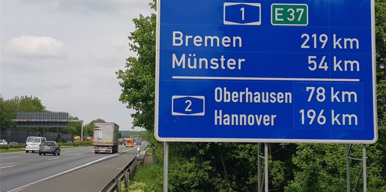 Auf der A1 kurz vor der abfahrt Kamen-Zentrum ereignete sich jetzt ein schwerer Unfall auf dem Seitenstreifen.