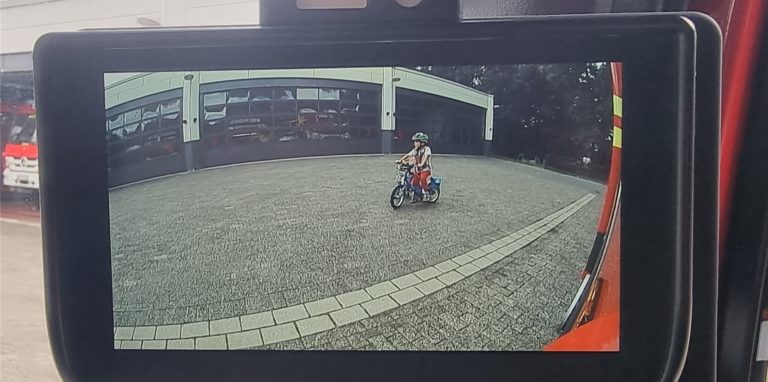 Oft muss es schnell gehen, wenn die Feuerwehr Werne im Einsatz ist. Der tote Winkel beim Abbiegen ist beim Lenken der Fahrzeuge eine große Herausforderung. Nun gibt es neue Assistenzsysteme für mehr Sicherheit für Radfahrer und Fußgänger.