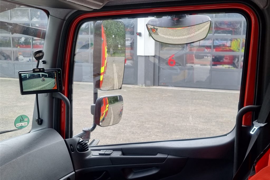 title attribut Abbiegemanöver der großen Einsatzfahrzeugen fordern im Innenstadtbereich etwa auf einer Einsatzfahrt sowie im normalen Verkehrsgeschehen vom Maschinisten die volle Aufmerksamkeit. Die Abbiegeassistenten wurden installiert, um die Einsatzkräfte bei der Fahrt der Feuerwehrfahrzeuge zu unterstützen.