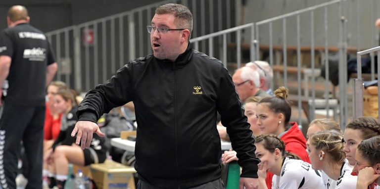 Trainer Marcel Mai und die Handballerinnen des Lüner SV haben das erste Testspiel der Vorbereitung absolviert.