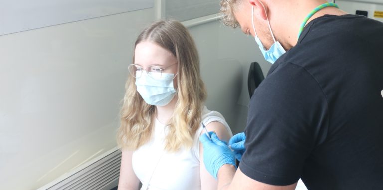 Großer Andrang am mobilen Impfzentrum in Werne: Sarah Tönjann (16), die mit ihrer Mutter Silke, zur Impfung gekommen ist, ist eine von wenigen Jugendlichen, die sich hier haben piksen lassen.
