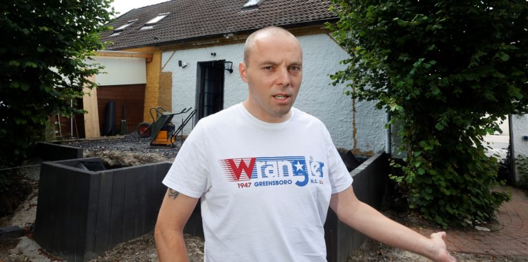 Benjamin Borghoff vor seinem Haus, das mit einem Energiedach der GSW ausgestattet werden sollte. Aus dem Vorhaben wurde nichts, weil eine Firma, die im Auftrag der GSW arbeitete, gegen Vorgaben verstieß.