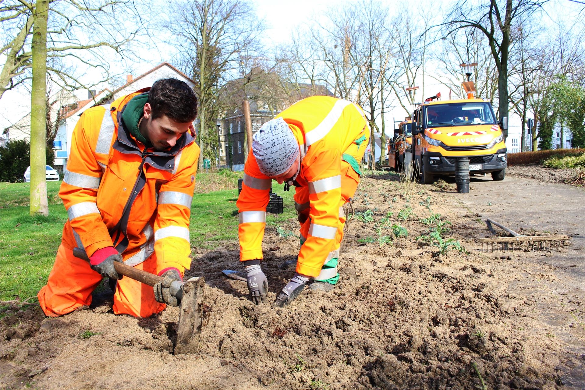 Mitarbeiter des Holzwickeder Baubetriebshofs pflanzen in den Blumenbeeten des Emscherparks.