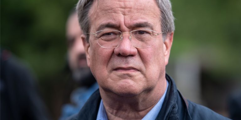 NRW-Ministerpräsident Armin Laschet (CDU) soll in seinem Buch „Die Aufsteigerrepublik. Zuwanderung als Chance“ einige Passagen abgeschrieben haben.