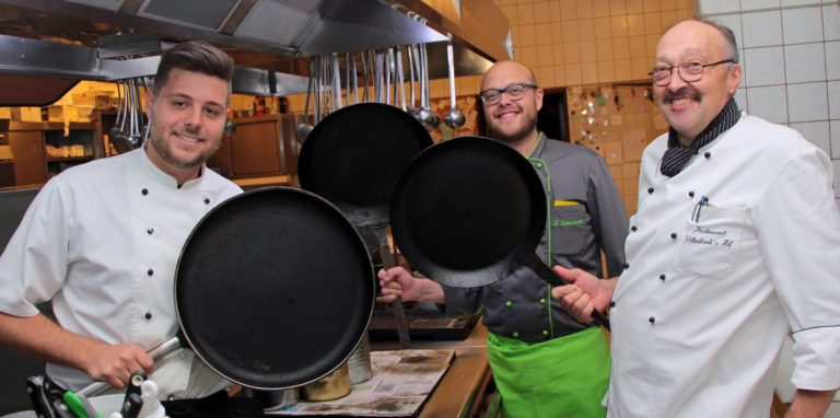 Gut gelaunt an der Pfanne: v. l. Nico Kampowski in seinem ehemaligen Ausbildungsbetrieb von Bernhard und Heinrich Wittenbrink.