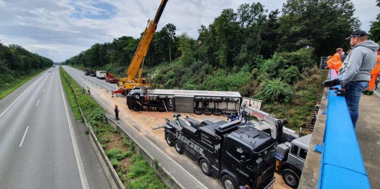 Auf der A1 ist es am Dienstagmorgen um 8.15 Uhr zu einem Lkw-Unfall gekommen.