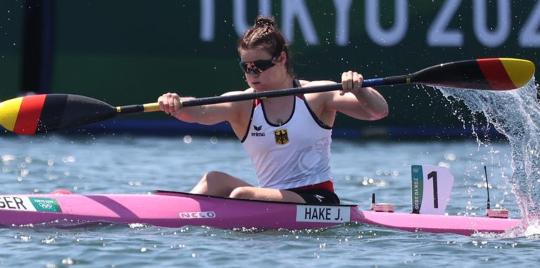 Kanutin Jule Hake hat bei den Olympischen Spielen ihren ersten Wettkampf absolviert.