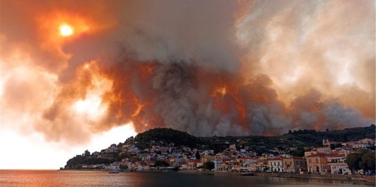 Rauch eines Waldbrandes steigt hinter einem Berghang in dem Ort Limni auf der Halbinsel Euböa etwa 160 Kilometer nördlich von Athen auf.
