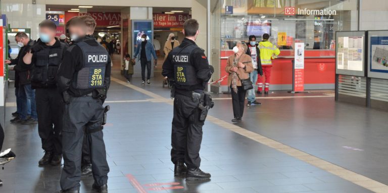 Bundespolizisten haben die Eingangshalle des Dortmunder Hauptbahnhofs geräumt.