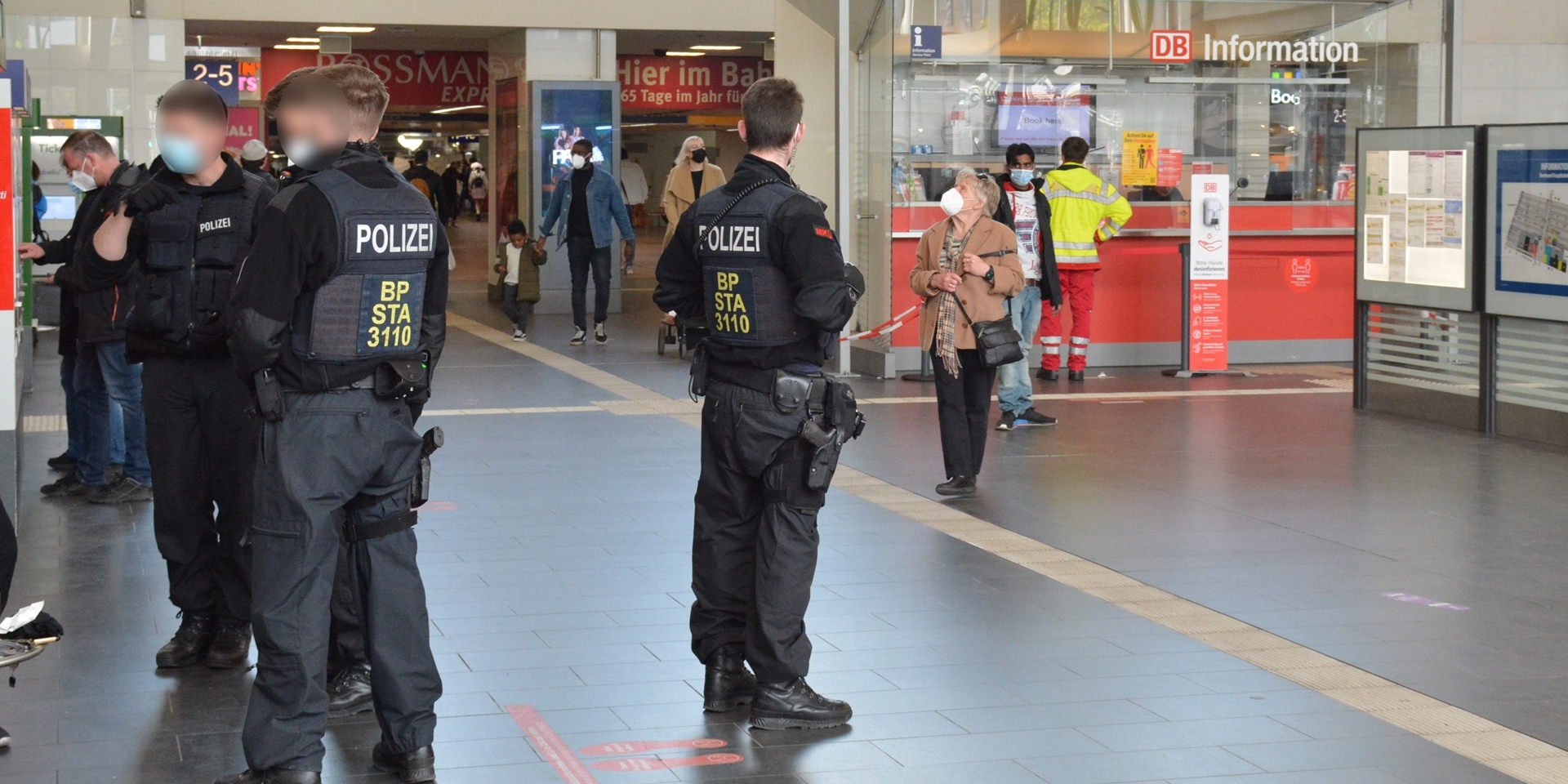 Bundespolizisten haben die Eingangshalle des Dortmunder Hauptbahnhofs geräumt.