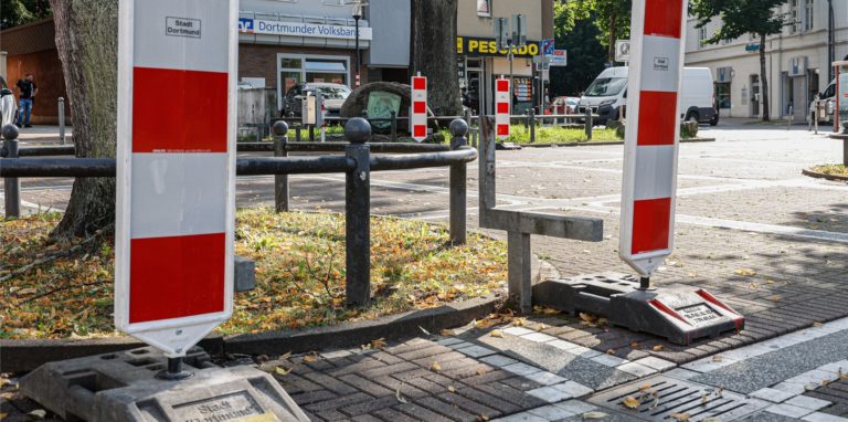 Baken statt Bänke: Die Sitzmöglichkeiten auf dem Wilhelmplatz in Dortmund-Dorstfeld sind entfernt worden.