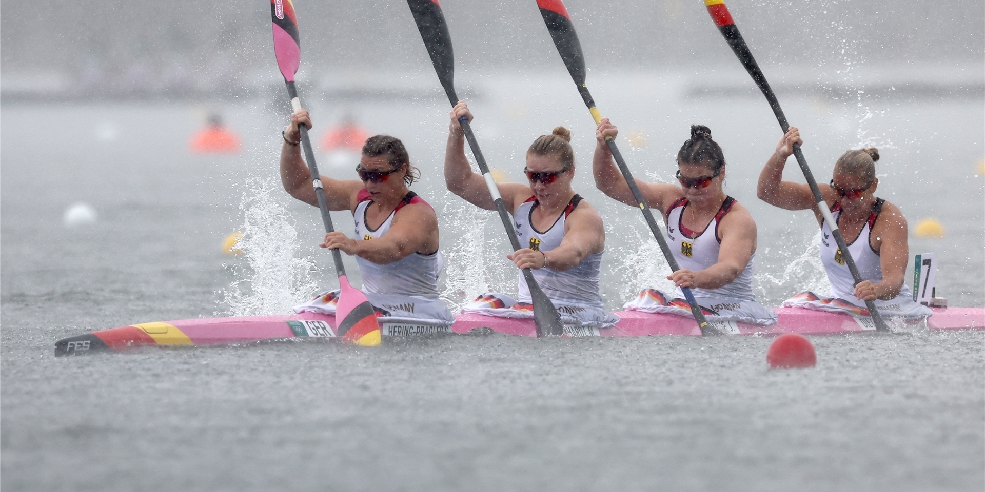 Der deutsche Kajak-Vierer der Frauen mit Sabrina Hering-Pradler, Melanie Gebhardt, Jule Hake (2.v.r.) und Tina Dietze verpasste die erhoffte Olympia-Medaille.