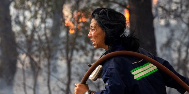 Eine Feuerwehrfrau versucht ein Feuer etwa 30 Kilometer von der griechischen Hauptstadt Athen zu löschen. Vielerorts sind die Brände außer Kontrolle geraten, es kommt zunehmend internationale Hilfe an.