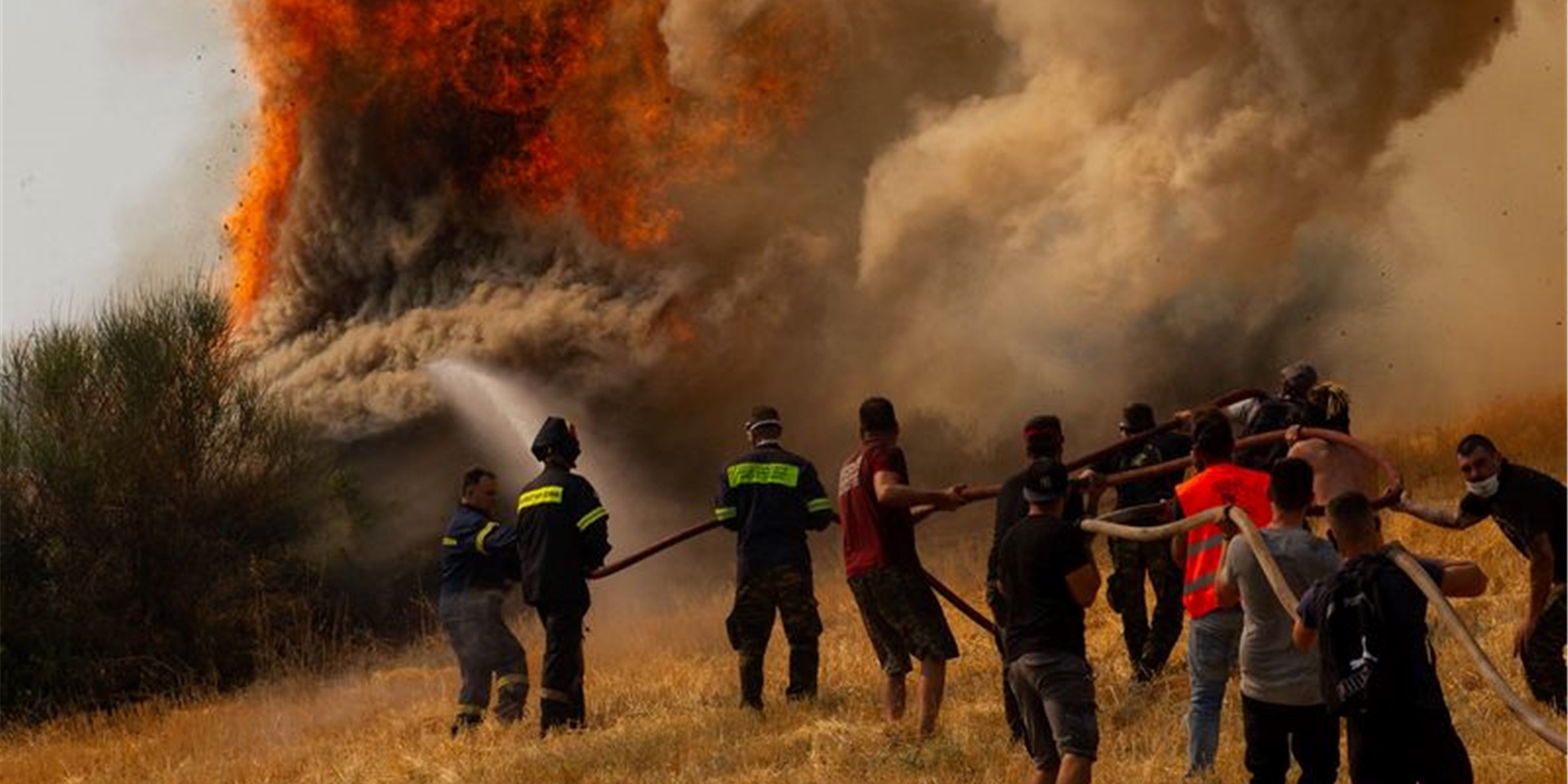 Feuerwehrleute und Freiwillige versuchen ein Feuer in Afidnes, etwa 30 Kilometer von der griechischen Hauptstadt Athen entfernt, zu löschen.