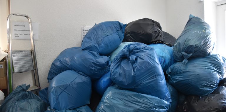 Alles Müll: Knapp 50 Prozent der Kleiderspenden, die in der Beurhausstraße eingeworfen werden, sind unbrachbar. Die Ware landet beim Entwerter.