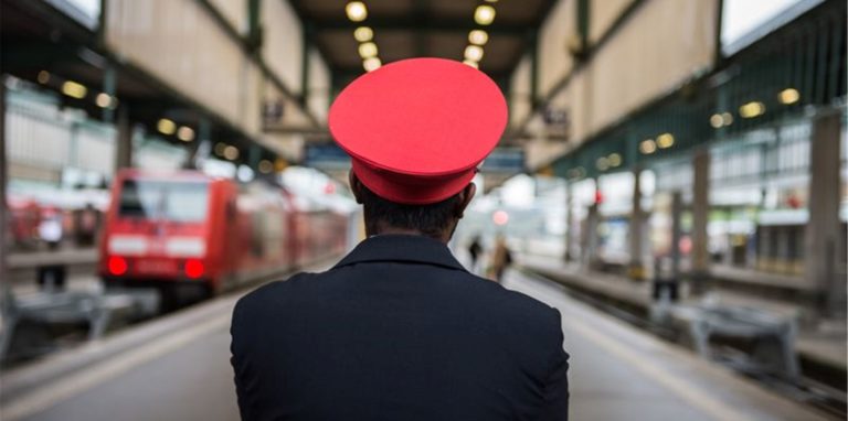 Ein DB-Mitarbeiter an einem leeren Bahngleis. Foto: picture alliance / Wolfram Kastl/dpa