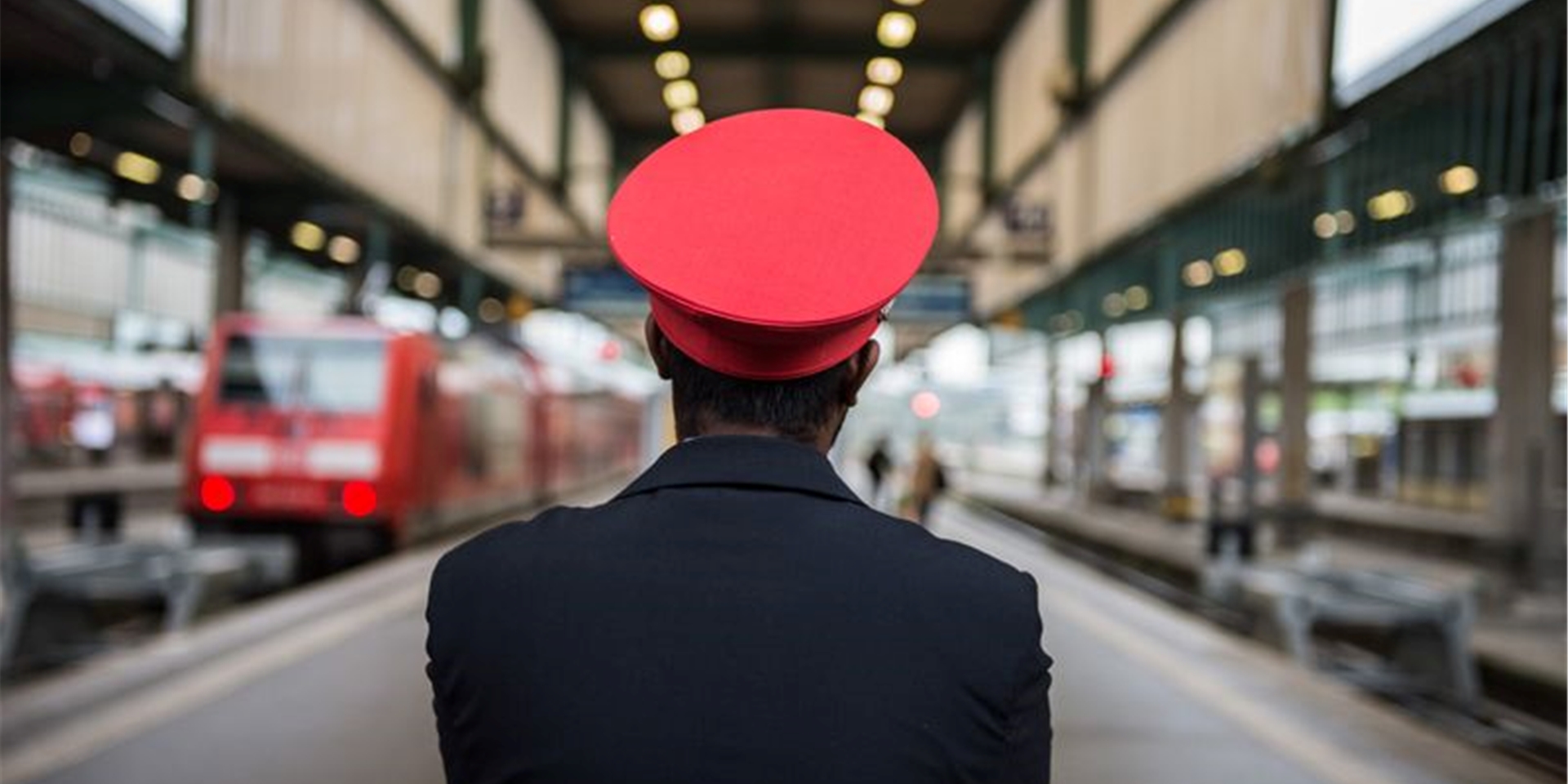 Ein DB-Mitarbeiter an einem leeren Bahngleis. Foto: picture alliance / Wolfram Kastl/dpa