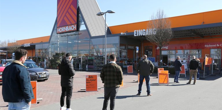 Mit einem vollen Einkaufswagen soll eine Frau versucht haben, ohne zu Bezahlen den Kassenbereich zu durchqueren.