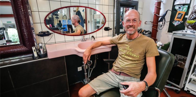 Friseur Frank Griewel rechnet nicht damit, dass er durch die geplante Beschlussvorlage viele Stammkunden verlieren würde.
