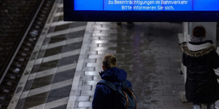 Ein Display an einem S-Bahnhof weist auf Beeinträchtigungen im Bahnverkehr hin. (Symbolbild)