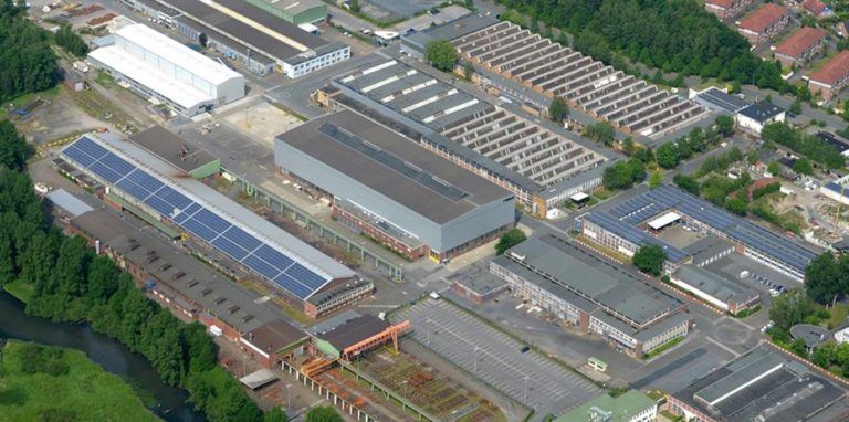 Das Archivbild zeigt das Caterpillar-Gelände aus der Vogelperspektive. Es umfasst 250.000 Quadratmeter und an die 18 Hallen.