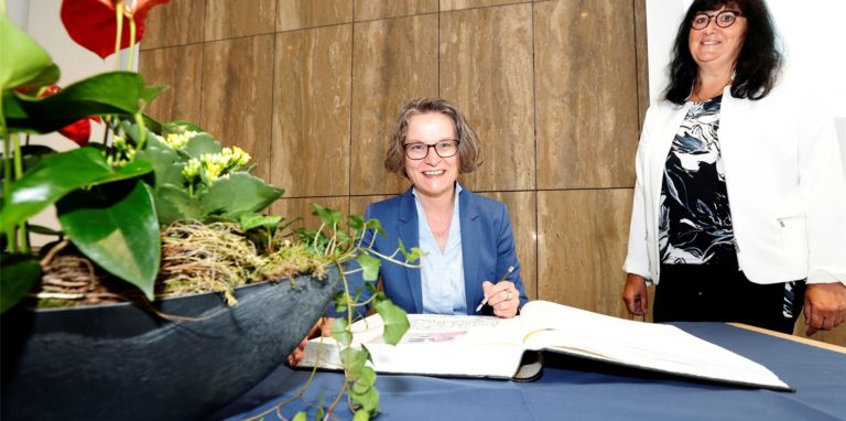 Ministerin Ina Scharrenbach übergab am Mittwoch den Förderbescheid über sechs Millionen Euro an Elke Kappen und trug sich anschließend ins Goldene Buch der Stadt Kamen ein.