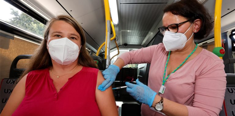 Krankenschwester Musada Gröne impfte Jessica Hendler im Impfbus des Kreises Unna, der am Mittwoch am Bahnhof Station machte.