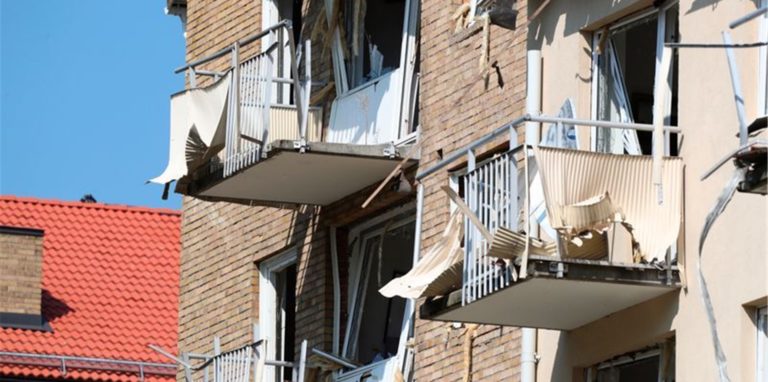 Schwere Schäden nach einer Explosion in einem Mehrfamilienhaus in Linköping.