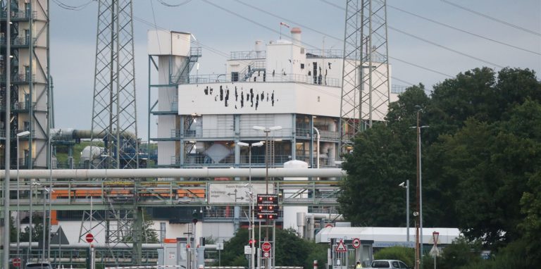 Nach der Explosion im Leverkusener Chempark sind am Gebäude Schäden zu erkennen. Jetzt gibt es Informationen zu den Tankinhalten.