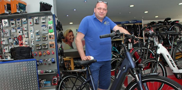 Händler Heinrich Möllmann zeigt ein E-Bike aus dem gängigsten Preissegment, zwischen 2500 und 3000 Euro.