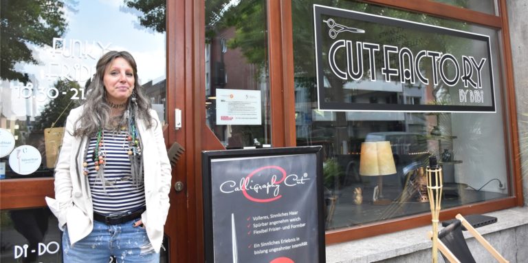 Bianka Bergler vor ihrem Friseursalon „Cutfactory by Bibi“. Eine emotionale Berg-und Talfahrt würde hinter ihr liegen.