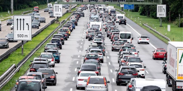 Sie soll über Staus, Unfälle und Umleitungen informieren – doch im Google Play Store bekommt die neue Autobahn-App nur durchschnittlich 2,2 von 5 Punkten. Foto: Matthias Balk/dpa