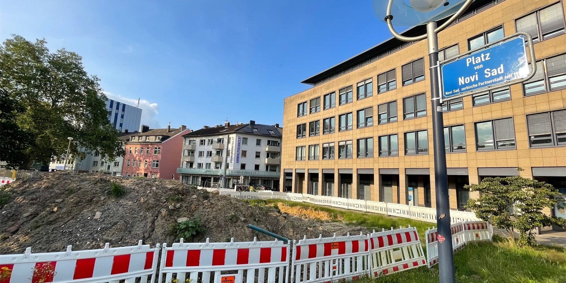 Am Platz von Novi Sad liegt ein Bombenverdachtspunkt. Über 7000 Menschen müssen am Sonntag ihre Wohnungen verlassen. Bei vorherigen Entschärfungen hatte es zuletzt Probleme gegeben.