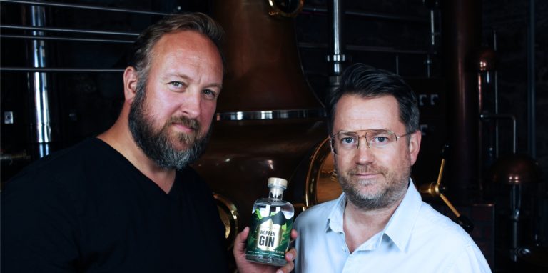 Martin Prinzenberg und Timo Becker  mit ihrem Premium-Produkt, dem Hopfen Gin.