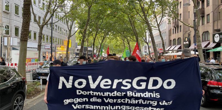 Knapp 100 Menschen demonstrierten am Freitagabend (13.8.) in Dortmund gegen die geplante Verschärfung des Versammlungsgesetzes in NRW.