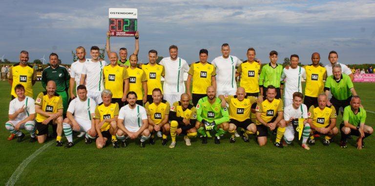Gemeinsam für die gute Sache: Der SuS Lünern und die BVB-Traditionself haben den Zuschauern beim Benefizspiel am Freitagabend einen unvergesslichen Abend bereitet.