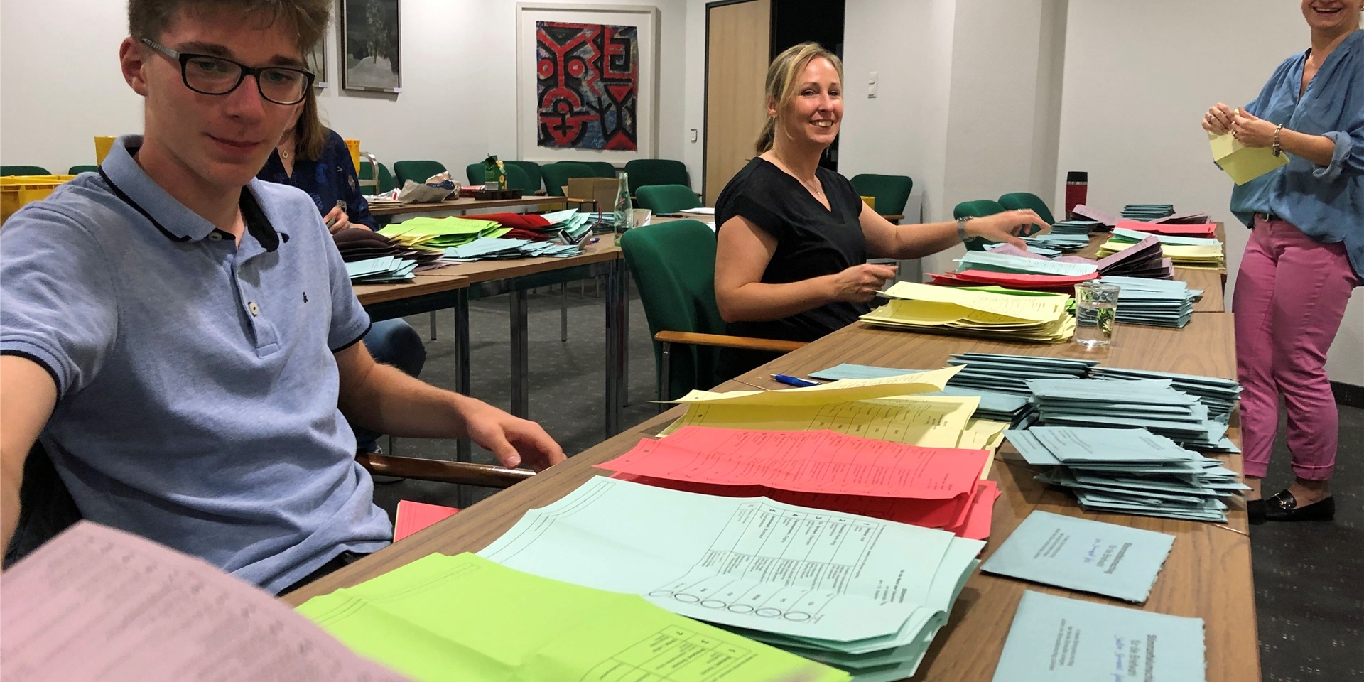 Die Auszählung der Briefwahlstimmen – hier im Zuge der Kommunalwahl 2020 – erfolgt am Wahltag.