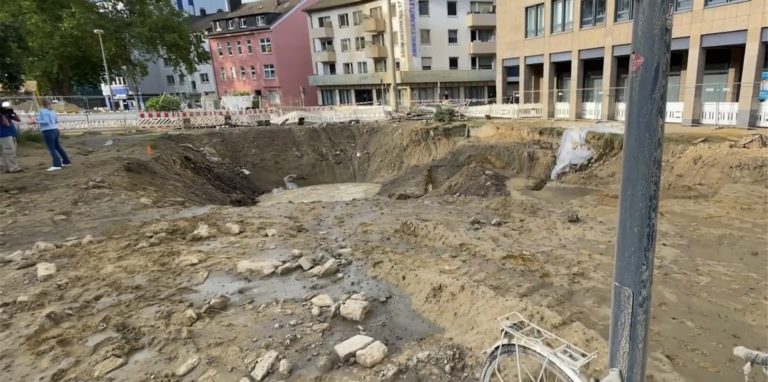 Ein tiefer Krater deutet auf die kontrollierte Sprengung der Weltkriegsbombe am Platz von Novi Sad hin.