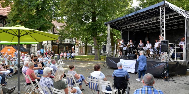 Die Gruppe „SuB Express“ aus Ascheberg brachte am Sonntag mit ihrer Blasmusik Stimmung auf den Kirchplatz in Werne.