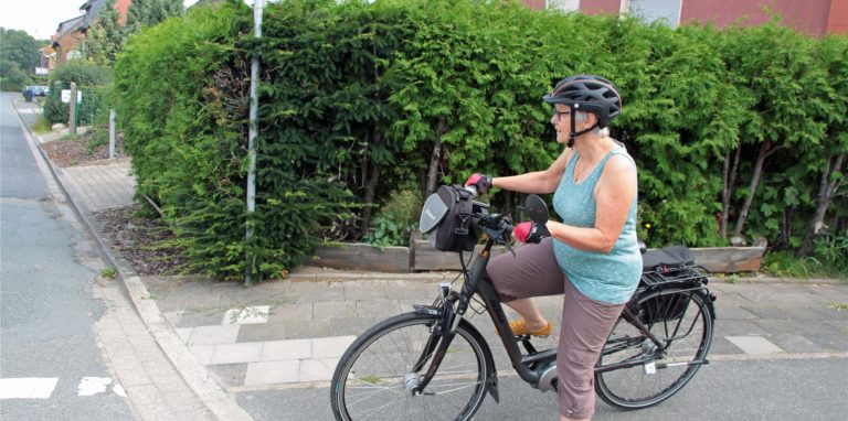 Krimhild Hoferichter ist an der Einmündung Königsberger/Stockumer Straße besonders vorsichtig.