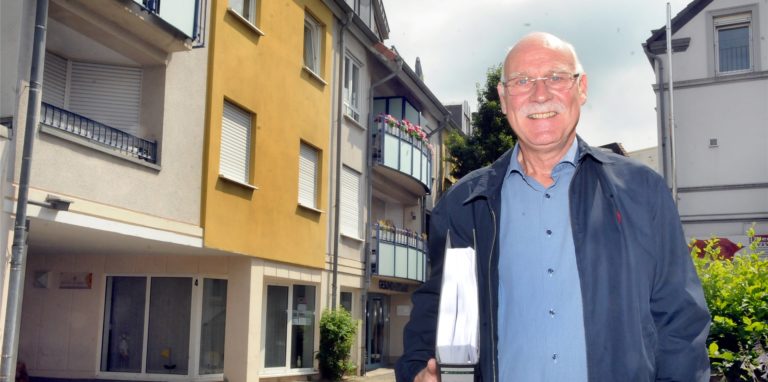 Fünf Jahrzehnte der 125-jährigen Geschichte der GWG Schwerte hat Jürgen Tekhaus als Geschäftsführer mitgeprägt und in einer 500 Seiten starken Chronik zusammengefasst. Eines seiner kniffligsten Projekte war der Bau des Gesundheitsamts-Gebäudes (l.) an der Kleppingstraße.