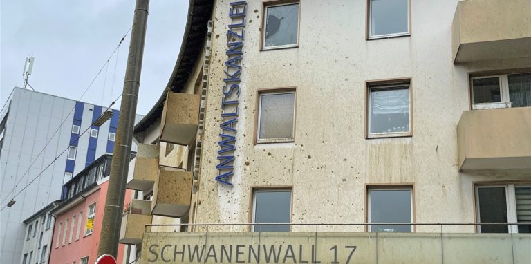 Die Spuren der kontrollierten Sprengung sind an den Hausfassaden rund um den Platz von Novi Sad deutlich sichtbar.