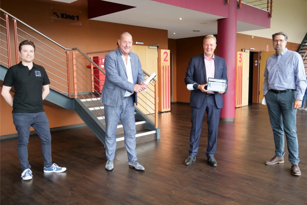 Max Biela (v.l.), organisatorischer Leiter des Kinofestes, Cineworld-Betreiber Meinolf Thies, Bürgermeister Jürgen Kleine-Frauns und Max Püschel (Pro Lünen) nach Unterzeichnung und auf Abstand in der Cineworld.