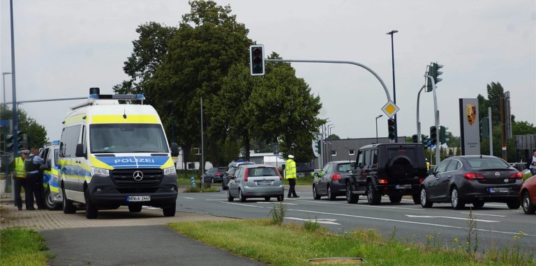 Mit mehreren Einsatzkräften regelte die Polizei am Dienstag (17. August) zunächst den Verkehr am Dortmunder Flughafen.