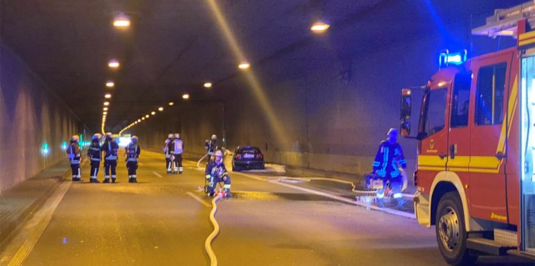 Ein brennendes Auto hatte am Mittwochmittag eine Vollsperrung des Tunnel Wambel der B 236 in Dortmund ausgelöst.