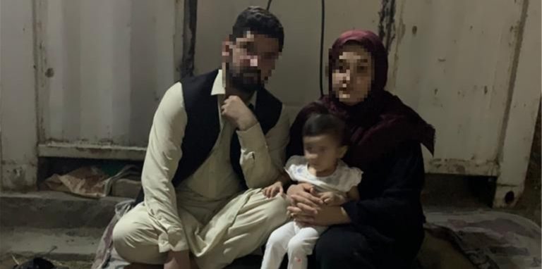 Der ehemalige Geflüchtete (l.) lebt momentan mit seiner Familie in einem Container in Afghanistan und versucht über die pakistanische Grenze zu fliehen.