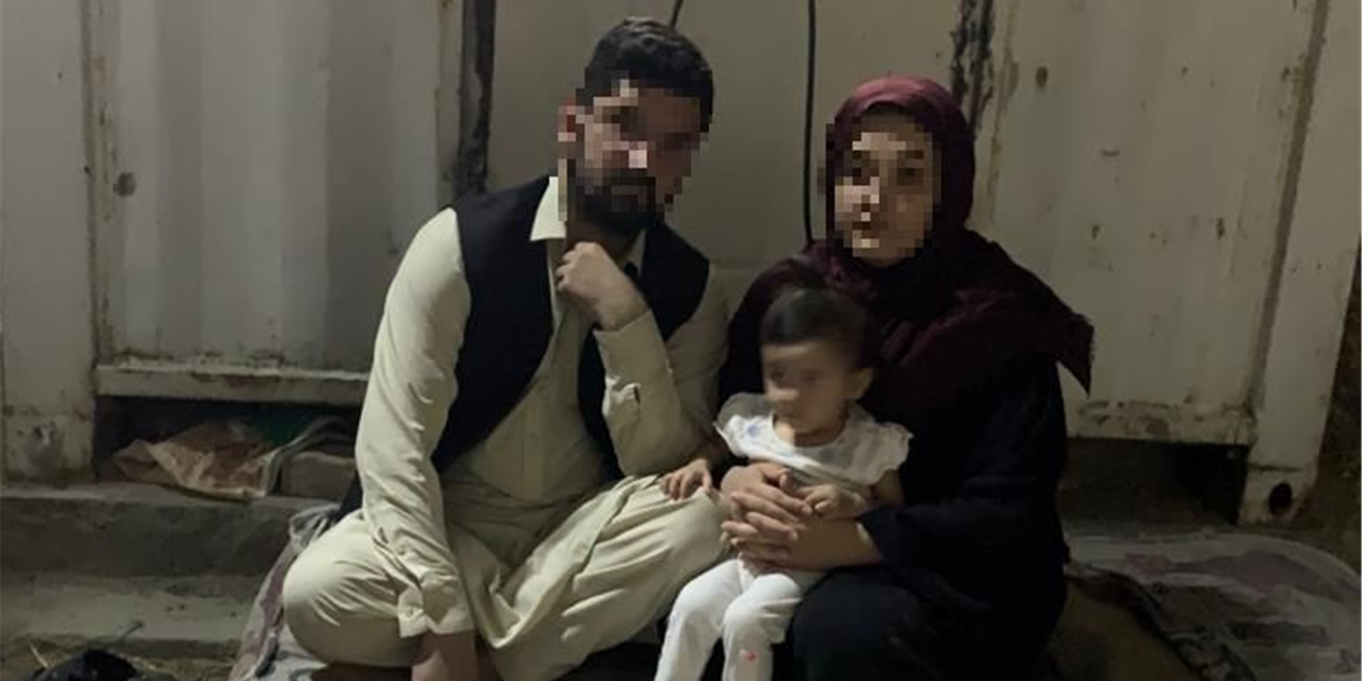 Der ehemalige Geflüchtete (l.) lebt momentan mit seiner Familie in einem Container in Afghanistan und versucht über die pakistanische Grenze zu fliehen.
