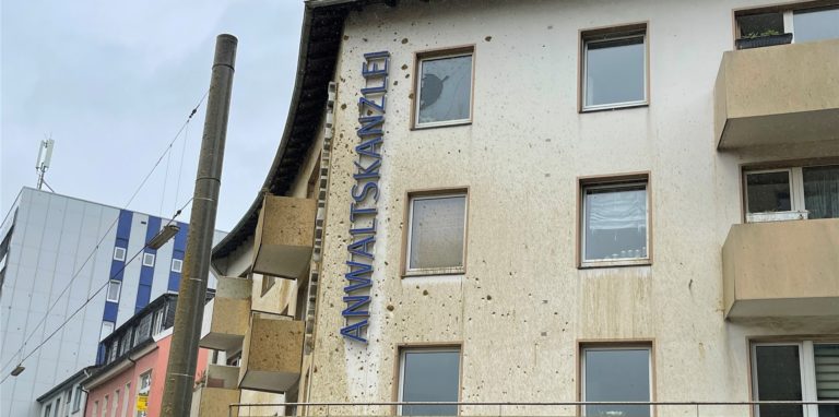 Das Gebäude von Ursula Andernach und ihrem Mann ist sichtlich gezeichnet.