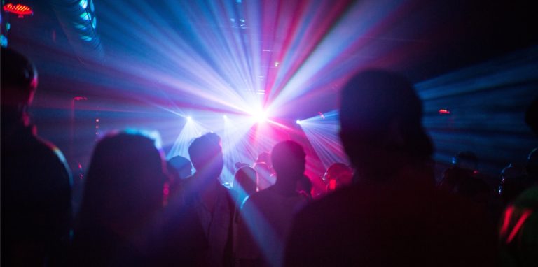 Den Wonnemonat Mai begrüßen Dortmunder und andere Party-Liebhaber gerne mit dem Tanz in den Mai. (Symbolbild)