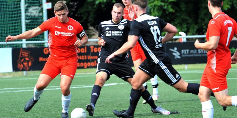 Ein Torwart als Feldspieler: Geiseckes Sebastian Beutler (2.v.li.) gegen den TuS Holzen-Sommerberg.